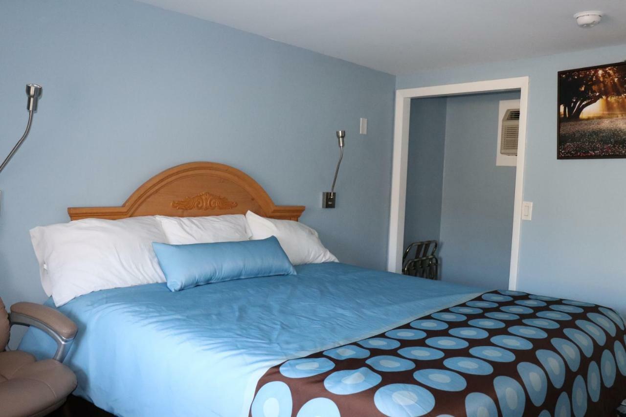 Hitching Post Country Motel Cornwall Exteriör bild
