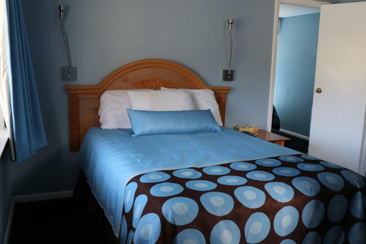Hitching Post Country Motel Cornwall Exteriör bild